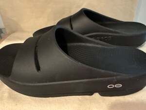 OOFOS OOahh Recovery Slide Sandals Black M4 W6